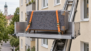 Gesichertes Möbelstück auf der Plattform eines Möbelaufzugs in Augsburg