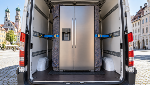 Gesicherter Side-by-Side-Kühlschrank im Transporter in Augsburg