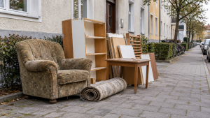 Sperrmüll vor einem Wohnhaus in Augsburg